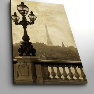 Sista chansen Canvastavla 70x100 cm - Romantisk vy av Eiffeltornet i Paris med en elegant gatulampa i förgrunden Mörkbrun / Beige - Inredning