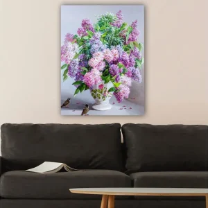 Canvastavla 70x100 cm - Vacker bukett av syrenblommor i en vit vas Lila / Grön / Vit - Inredning Kundfavorit