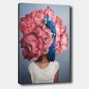 Endast idag Canvastavla 70x100 cm - Kvinna med en stor blomsterkrans av rosa blommor som täcker hennes huvud, med en blå fågel som sitter på blommorna Rosa / Blå - Inredning