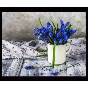 Kundfavorit Inramad Canvastavla i trä - 41x56 cm - Blomsterarrangemang med blå pärlhyacinter i en vit kopp Blå / Grön / Vit - Inredning