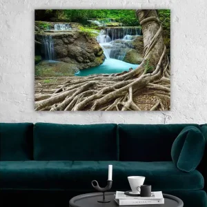 Canvastavla 70x100 cm - Vacker vattenfallsscen omgiven av frodig grönska och kraftiga trädstammar Grön / Blå / Brun - Inredning Reapris