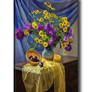 Canvastavla 70x100 cm - Vacker stilleben med en vas fylld av färgglada blommor och en korg med plommon Lila / Gul / Grön - Inredning Erbjudande
