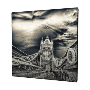 Rabatt Canvastavla 45x45 cm - Svartvit bild av Tower Bridge med dramatiska moln i bakgrunden Svart / Vit / Grå - Inredning