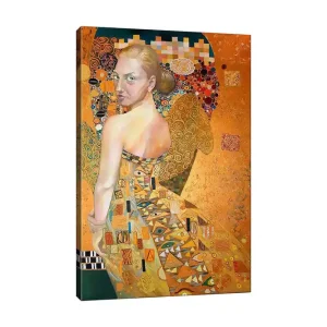Canvastavla 70x100 cm - Kvinna i en elegant klänning med intrikata mönster, som vänder sig om med en uttrycksfull blick Guld / Orange / Beige - Inredning Snabb leverans