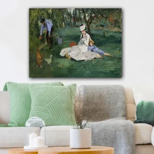 Canvastavla 70x100 cm - Kvinna och ett barn sitter på gräset medan en man vattnar blommor i en trädgård Grön / Blå / Vit - Inredning Populär