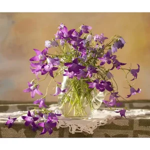 Canvastavla 70x100 cm - Vacker bukett med lila blommor i en glasvas Lila / Grön - Inredning Fri frakt