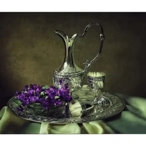 Canvastavla 70x100 cm - Elegant silverkanna med blommor på en dekorerad bricka Silver / Lila / Grön - Inredning Utförsäljning