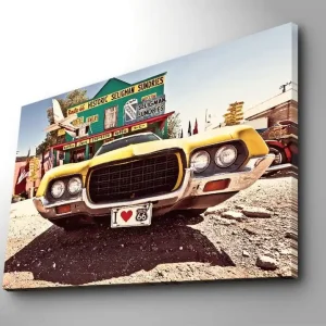 Canvastavla 70x100 cm - Vintage bil i gult framför en nostalgisk vägskylt längs Route 66 Gult / Svart / Silver - Inredning Säker betalning