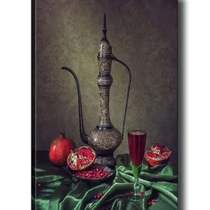 Säker betalning Canvastavla 70x100 cm - Vacker stilleben med en utsmyckad kanna, granatäpplen och ett glas med röd dryck på en grön duk Mörkgrön / Röd / Brun - Inredning