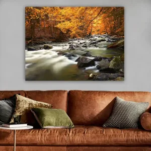 Snabb frakt Canvastavla 70x100 cm - Vacker höstlandskap med en porlande bäck omgiven av gyllene och orange lövverk Gyllene / Orange / Grön - Inredning