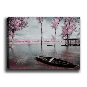 Canvastavla 70x100 cm - Stilla sjö med en båt omgiven av rosa träd och en dimmig himmel Rosa / Grå / Svart - Inredning Reapris