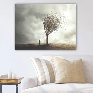 Kampanj Canvastavla 70x100 cm - Ensam person står vid ett träd som tappar sina löv i en dramatisk och molnig himmel Grå / Brun / Beige - Inredning