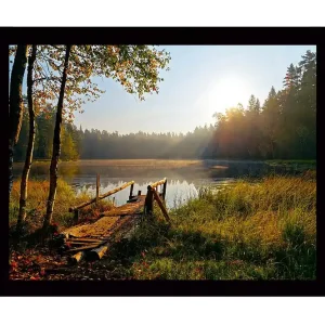Sänkt pris Inramad Canvastavla i trä - 41x56 cm - Soluppgång vid en stilla sjö med en träbrygga och omgivande grönska Grön / Brun / Gul - Inredning