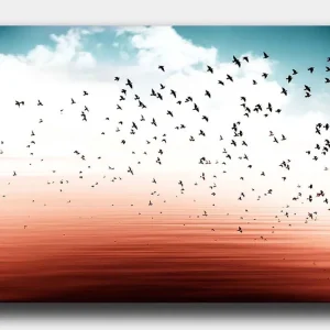 risnedsättning Canvastavla 70x100 cm - Flock av fåglar som flyger över en stilla vattenyta i en harmonisk färgskala Blå / Korallröd - Inredning