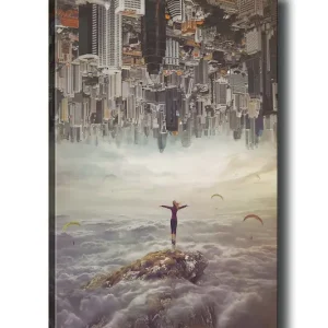 Rabatt Canvastavla 70x100 cm - Person står med utsträckta armar på en klippa ovanför molnen, med en stad i bakgrunden som är upp och ner Grå / Beige / Mörkblå - Inredning