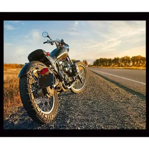 Inramad Canvastavla i trä - 41x56 cm - Motorcykel i solnedgångens ljus längs en öde väg Svart / Orange / Grå - Inredning Kampanjpris