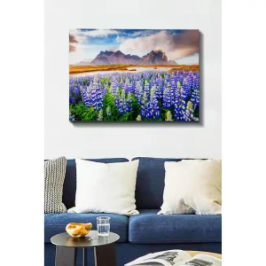 Canvastavla 70x100 cm - Blomstrande äng med lupiner i olika nyanser av blått och vitt, omgiven av majestätiska berg i bakgrunden Blå / Vit / Grön - Inredning Populär