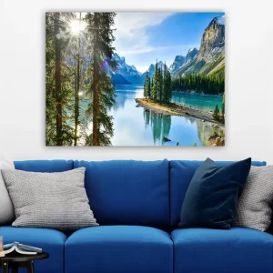 Canvastavla 70x100 cm - Vacker sjölandskap med höga berg och tät grönska som speglas i vattnet Grön / Blå / Brun - Inredning Lågt pris