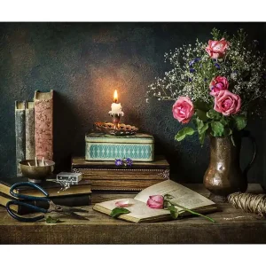 Canvastavla 70x100 cm - Stillsam stilleben med rosor, böcker och en tänd lykta som skapar en varm och nostalgisk atmosfär Rosa / Grön / Brun - Inredning Expressleverans
