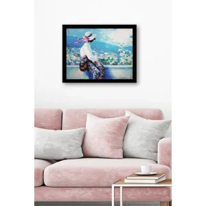 Inramad Canvastavla i trä - 41x56 cm - Kvinna i elegant klädsel som sitter vid en blomstrande balkong med utsikt över landskapet Blå / Vit / Grön - Inredning Reapris