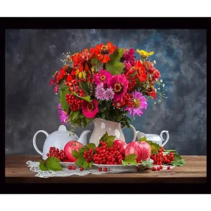 Reapris Inramad Canvastavla i trä - 41x56 cm - Färgrik bukett av blommor i en vit kanna med äpplen och bär i en naturtrogen komposition Röd / Grön / Rosa - Inredning