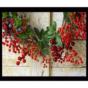 Inramad Canvastavla i trä - 41x56 cm - Färgglad krans av bär och gröna blad Röd / Grön / Blå - Inredning Kundfavorit