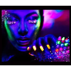 Sänkt pris Inramad Canvastavla i trä - 41x56 cm - Neonfärgad porträtt av en kvinna med glittrande detaljer Lila / Grön / Gul - Inredning