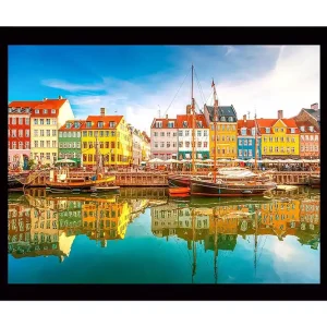 Inramad Canvastavla i trä - 41x56 cm - Färgglada hus vid en hamn med båtar som speglas i vattnet Gul / Grön / Blå - Inredning Kampanj