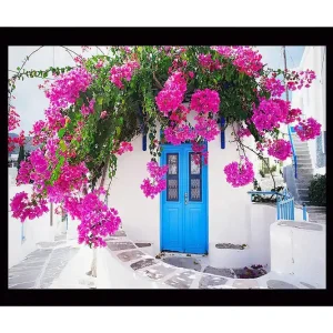 Kampanjpris Inramad Canvastavla i trä - 41x56 cm - Färgrik bougainvillea som hänger över en blå dörr Rosa / Blå / Grön - Inredning