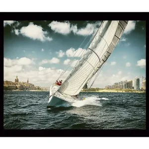Nyhet Inramad Canvastavla i trä - 41x56 cm - Segelbåt som navigerar genom vågorna under en klar himmel Blå / Vit / Grå - Inredning
