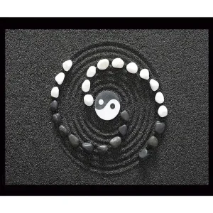Inramad Canvastavla i trä - 41x56 cm - Yin och Yang-symbol i en spiral av stenar på svart sand Svart / Vit / Grå - Inredning Fynd