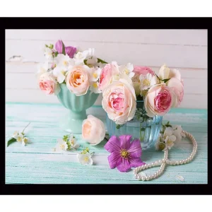 Inramad Canvastavla i trä - 41x56 cm - Färgrik bukett av rosor och blommor i eleganta vaser Rosa / Vit / Lila - Inredning Lägg i varukorgen