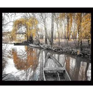 Inramad Canvastavla i trä - 41x56 cm - Höstlandskap med en båt vid en spegelblanka sjö Guld / Grå / Svart - Inredning Reapris