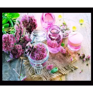 Lägg i varukorgen Inramad Canvastavla i trä - 41x56 cm - Färgrik samling av blommor i glasbehållare Rosa / Grön / Lila - Inredning